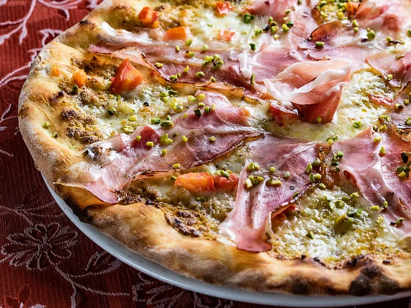 Pizza pistacchio e speck