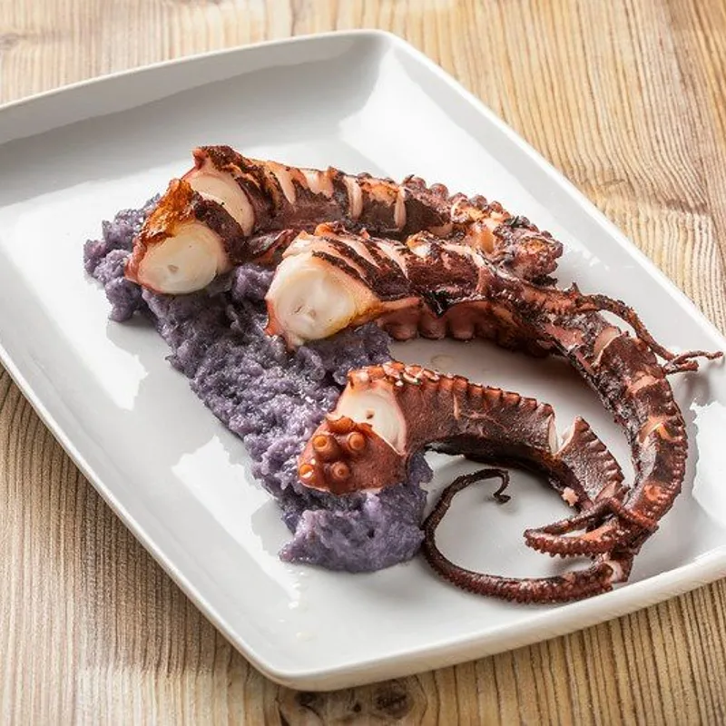 Polpo alla griglia con patate viola — photo 1