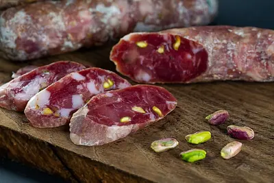 Salsiccia di suino nero dei Nebrodi con pistacchio