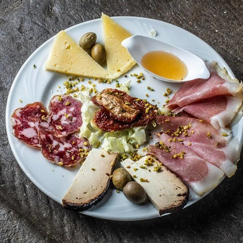 Antipasto di salumi e formaggi — photo 1